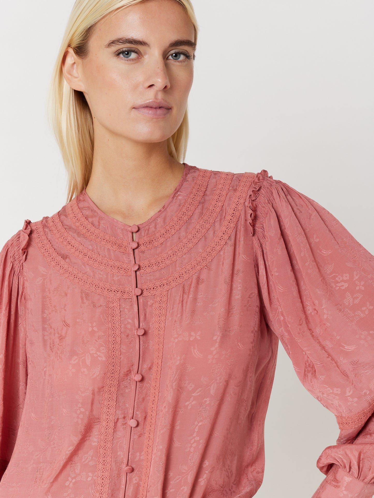 【Berenice】CHEMISE 光沢花柄ノーカラーブラウス
