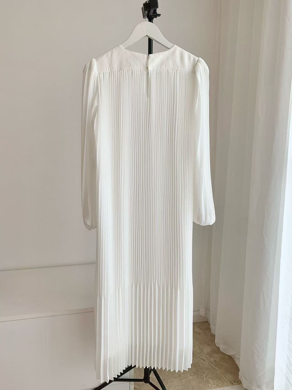 【212bleecker】Elegant White Chiffon Pleated Dress