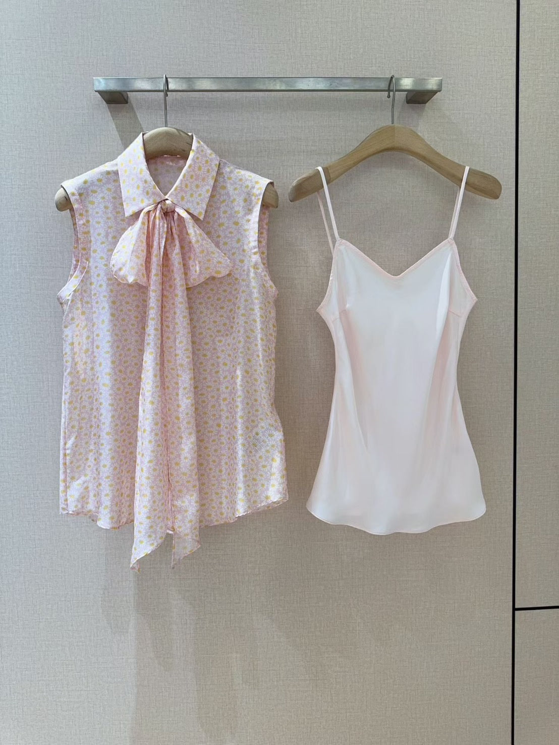 【212Bleecker Luxe】Mirabelle Daisy Bow Blouse(ミラベル・デイジーボウブラウス)