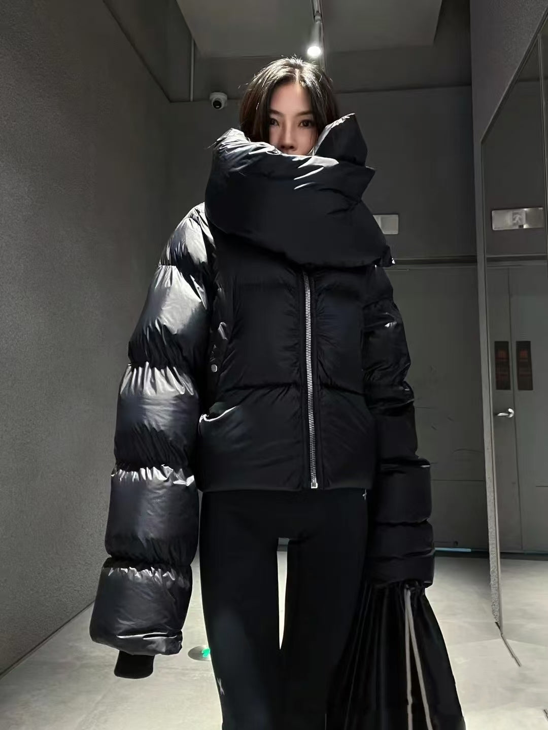 【212Bleecker Luxe】Alexis Sculptural Short Down Jacket（アレクシス スカルプチュラル ショートダウンジャケット）