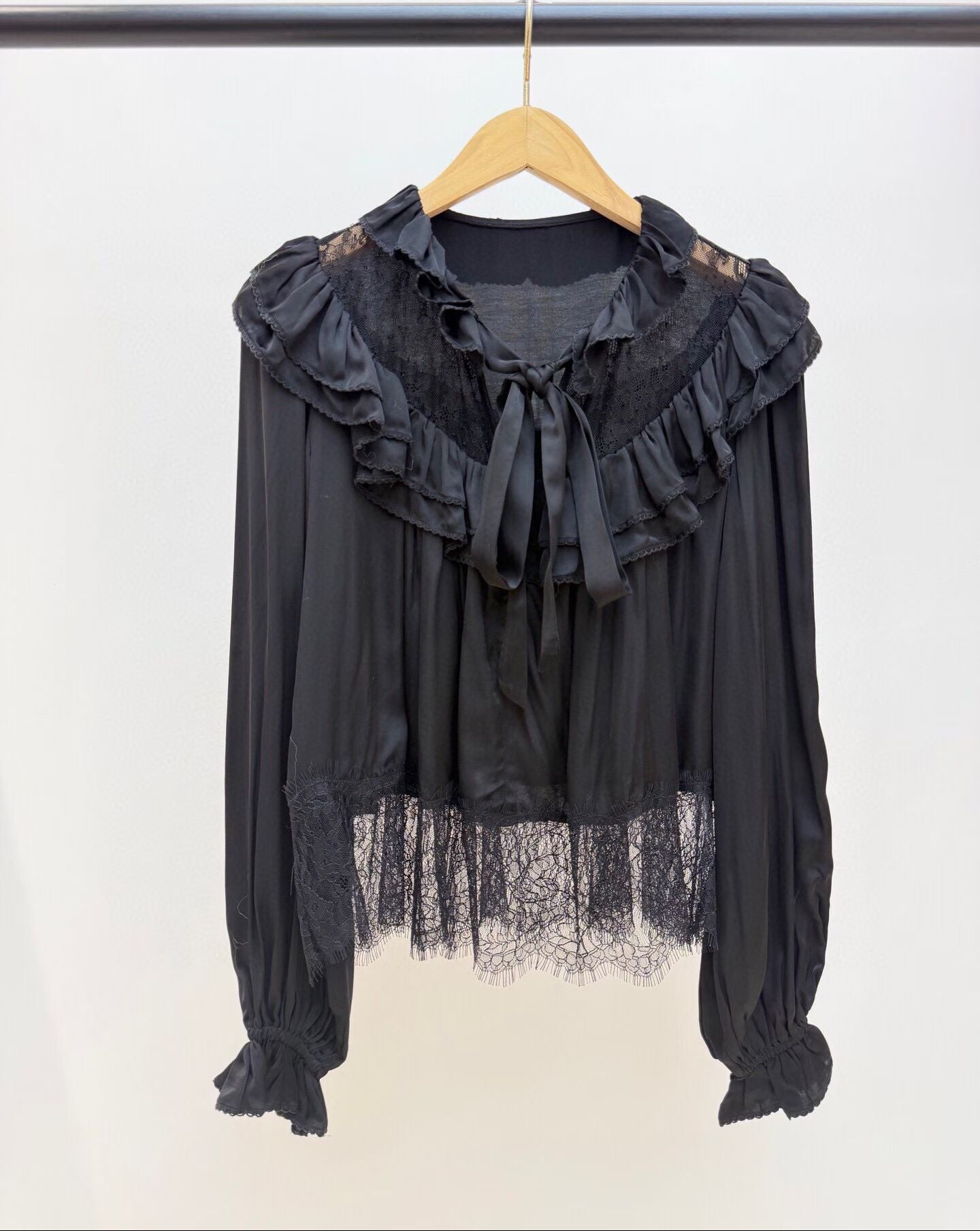【212Bleecker Luxe】Claudia Lace Ruffle Bow Blouse（クラウディア・レースラッフル・ボウブラウス）