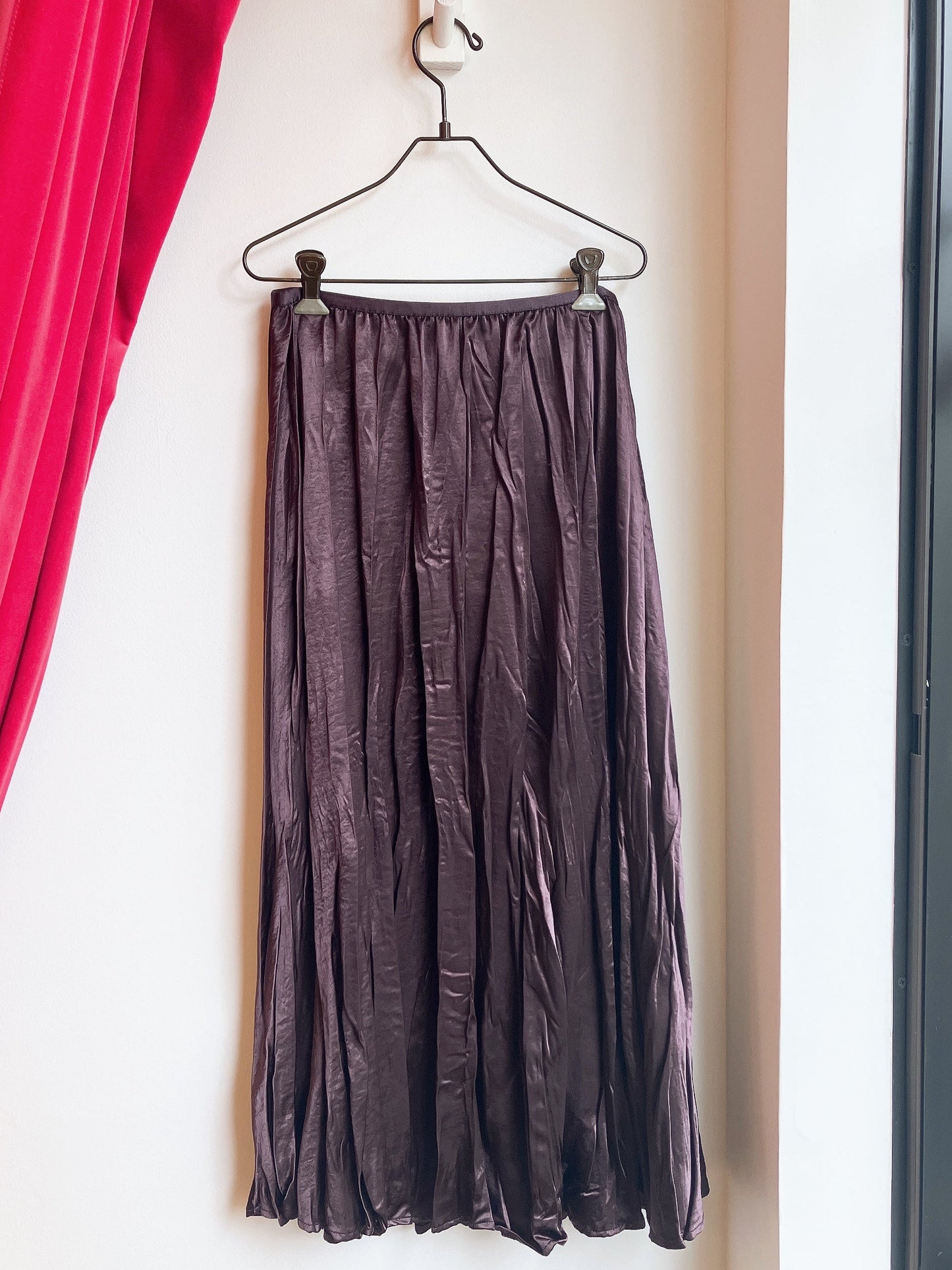 【212Bleecker Luxe】Lily Pleated Skirt／サテンプリーツスカート