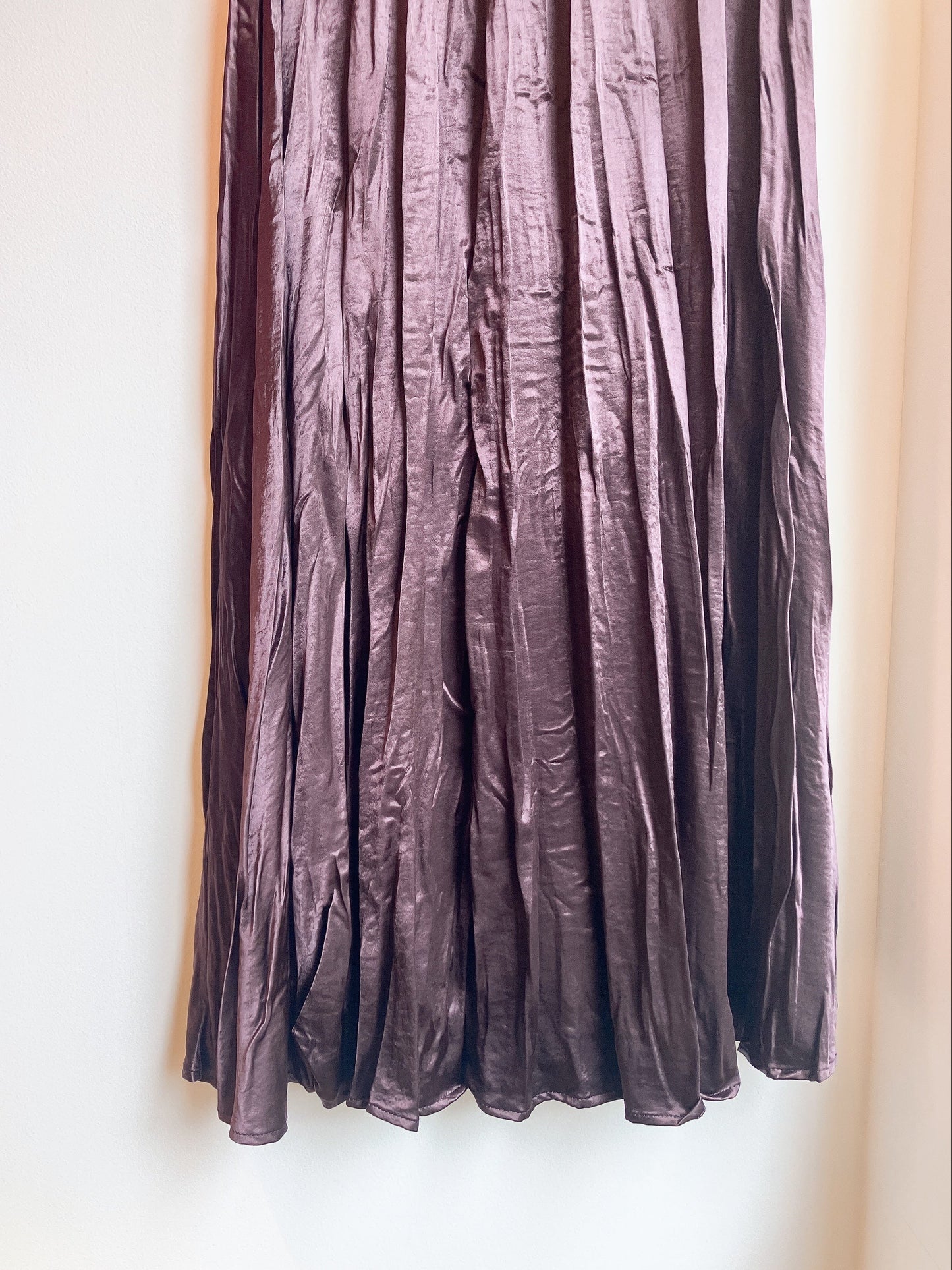 【212Bleecker Luxe】Lily Pleated Skirt／サテンプリーツスカート