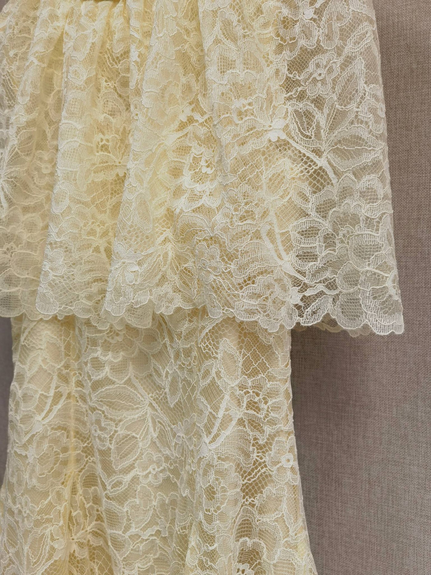 【212Bleecker Luxe】Lumière Lace Cape Dress（ルミエール レース ケープドレス）