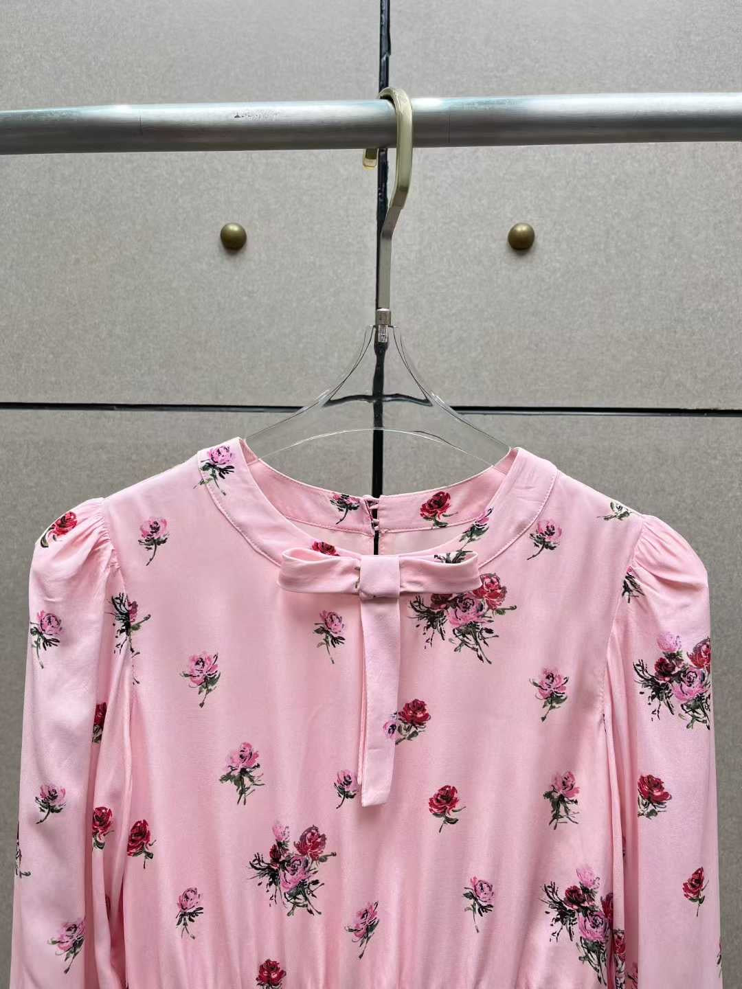 Elise Pink Floral Pleated Dress（エリス・ピンクフローラル・プリーツドレス）
