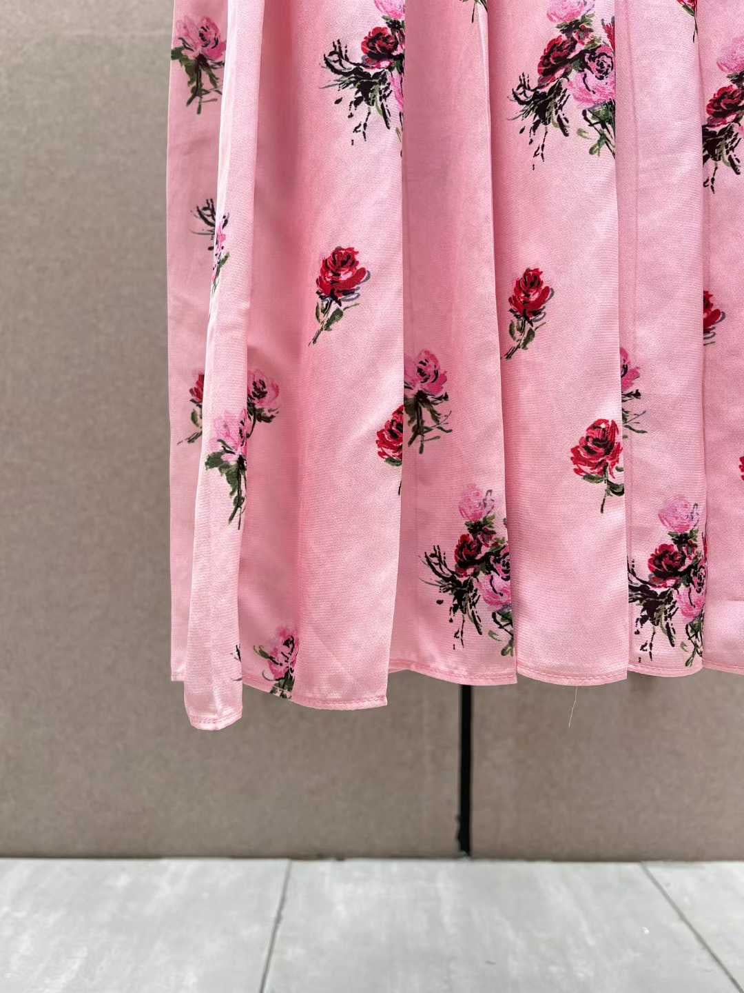 Elise Pink Floral Pleated Dress（エリス・ピンクフローラル・プリーツドレス）