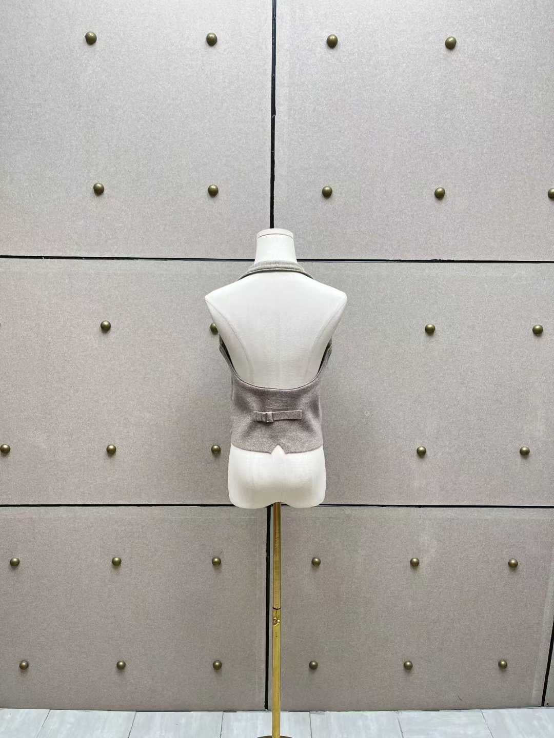 Elise Wool Halter Knit Vest（エリス・ウールハルターニットベスト）