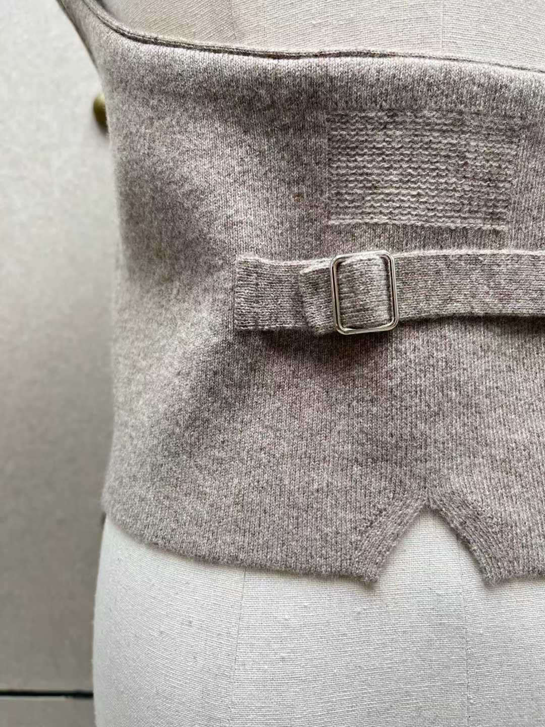 Elise Wool Halter Knit Vest（エリス・ウールハルターニットベスト）