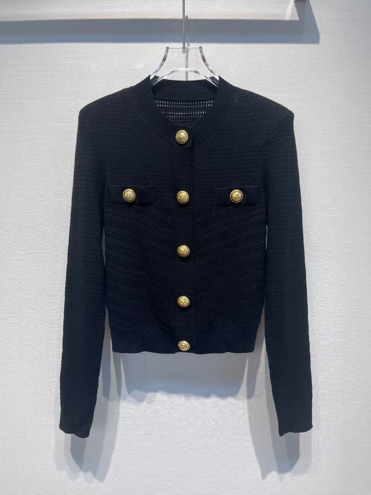 【212Bleecker Luxe】🖤 Medallion Button Textured Knit Cardigan（メダリオン・ボタン・テクスチャード・ニットカーディガン）