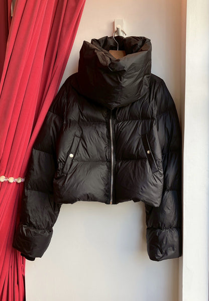 【212Bleecker Luxe】Alexis Sculptural Short Down Jacket（アレクシス スカルプチュラル ショートダウンジャケット）