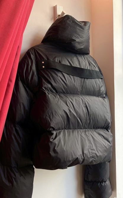 【212Bleecker Luxe】Alexis Sculptural Short Down Jacket（アレクシス スカルプチュラル ショートダウンジャケット）