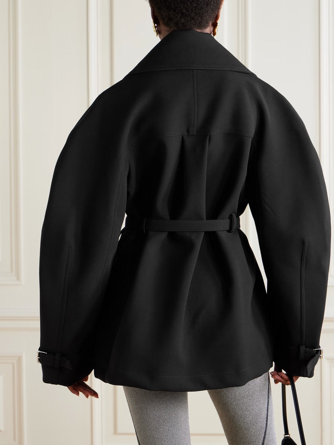 Gabrielle Sculptural Belted Jacket（ガブリエル・スカルプチュラル・ベルテッド・ジャケット)