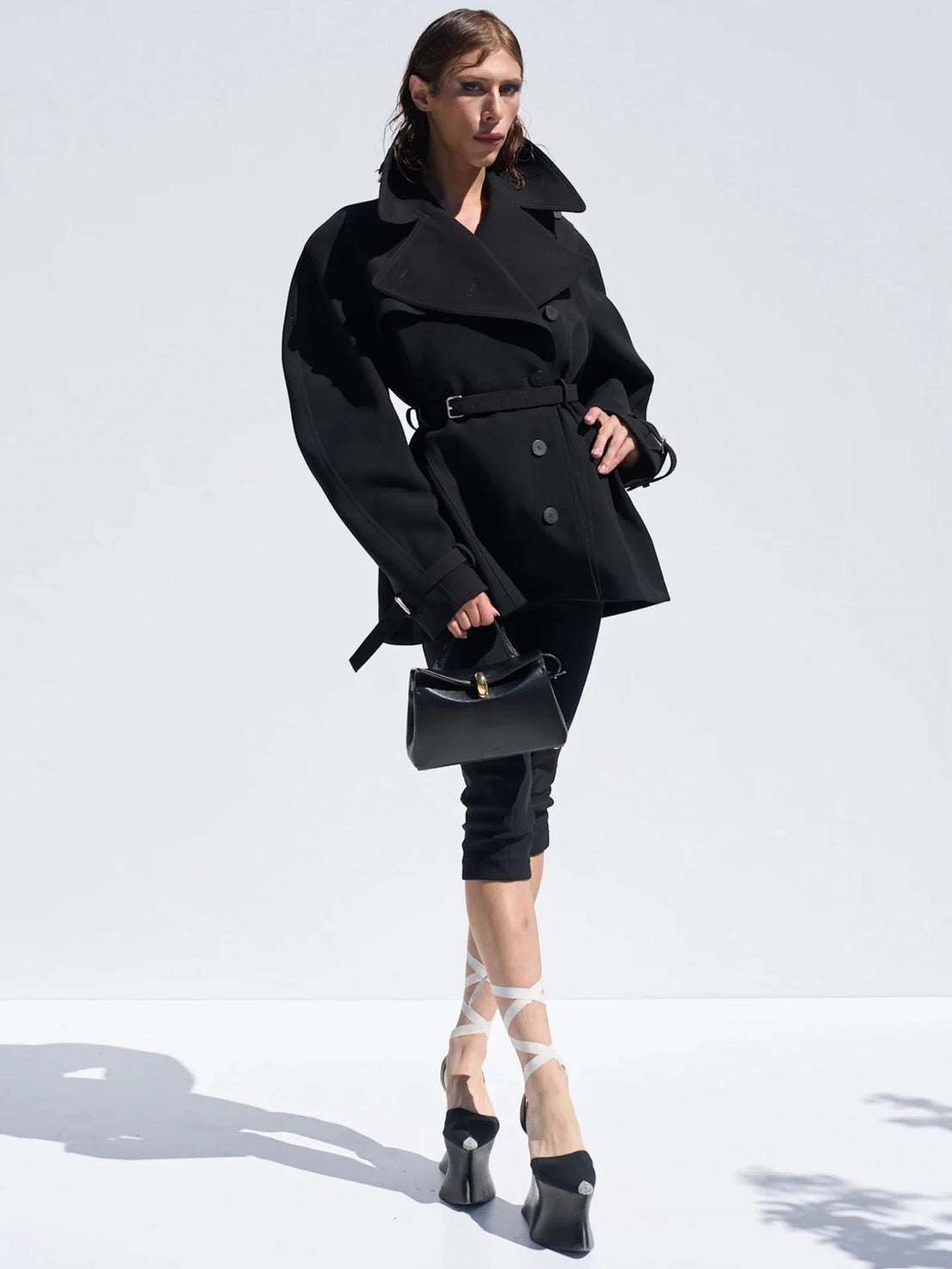 Gabrielle Sculptural Belted Jacket（ガブリエル・スカルプチュラル・ベルテッド・ジャケット)